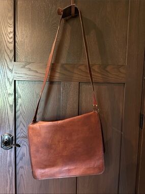 Leather Messenger Bag in Brown - Unbranded